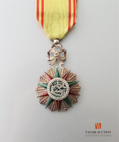 null Tunisie - Ordre du Nichan Iftikhar, insigne de chevalier, usure et manque au...