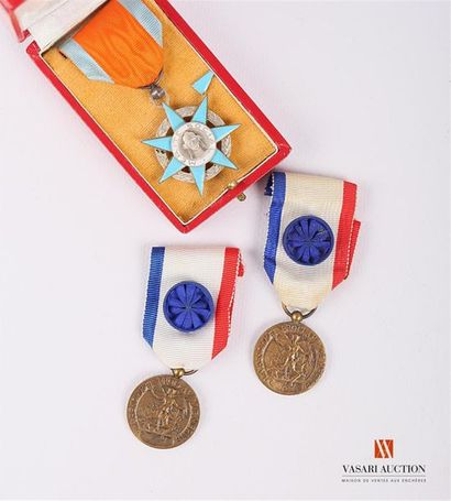 null Lot comprising three pieces: Order of Social Merit, knight's insignia, a damaged...