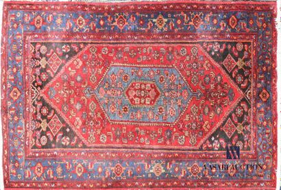 null MOUSSEL - IRAN

Tapis en laine à décor d'un médaillon hexagonal à fond bleu...