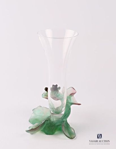 null DAUM France

Vase en cristal translucide de forme tulipe posant sur une base...