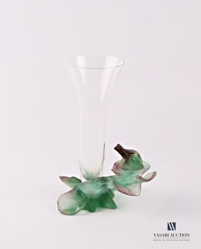 null DAUM France

Vase en cristal translucide de forme tulipe posant sur une base...