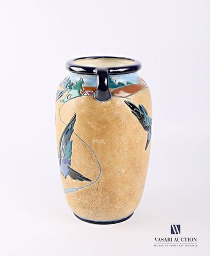 null AMPHORA

Vase de forme oblongue en céramique à décor de volatiles, le col présente...