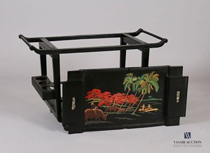 null LE THY (1919-1961) 

Table roulante formant bar en bois laqué noir, le plateau...