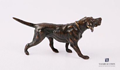 null Sujet en bronze à patine brune figurant un labrador à l'arrêt

Haut. : 4 cm...