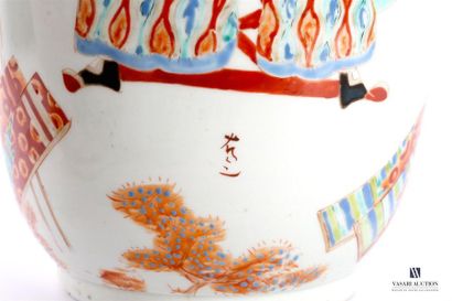 null JAPON

Paire de vases en porcelaine de forme balustre à col évasé, la bordure...