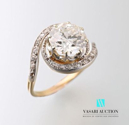  Bague tourbillon en or 750 millièmes sertie d'un diamant demi taille d'environ 2,90...