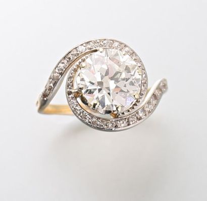 null Bague tourbillon en or 750 millièmes sertie d'un diamant demi taille d'environ...