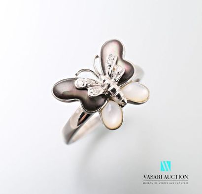 null Butterfly" ring in white gold 750 thousandths adorned with black and white mother-of-pearl...