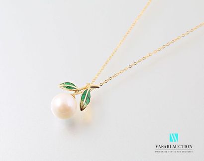 null Pendant and its 750 thousandths gold chain decorated with a cultured pearl of...
