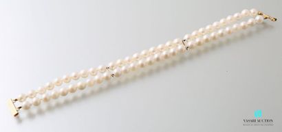 null Bracelet deux rangs de perles de culture agrémenté de deux anneaux en or ovales...