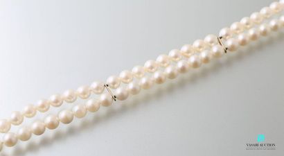 null Bracelet deux rangs de perles de culture agrémenté de deux anneaux en or ovales...