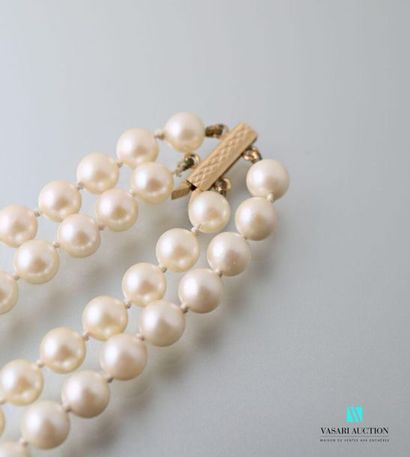 null Double strand necklace of cultured pearls, rectangular clasp in gold guilloché...