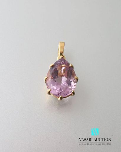 null Yellow gold pendant 750 thousandths decorated with a pear cut amethyst Gross
weight:...
