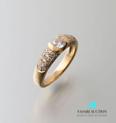 null 750 thousandths yellow gold ring set with a 0.20 carat brilliant in the centre,...