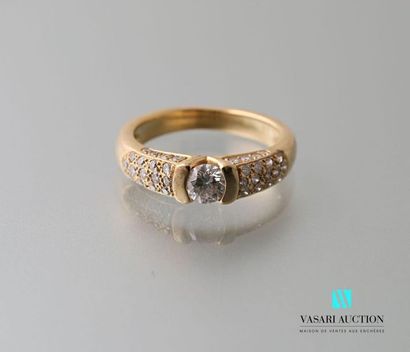 null 750 thousandths yellow gold ring set with a 0.20 carat brilliant in the centre,...