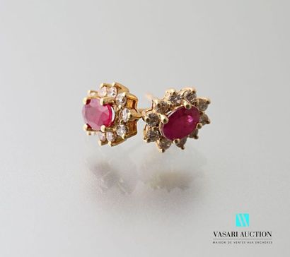 null Pair of 750-thousandths oval yellow gold earrings decorated with oval rubies...