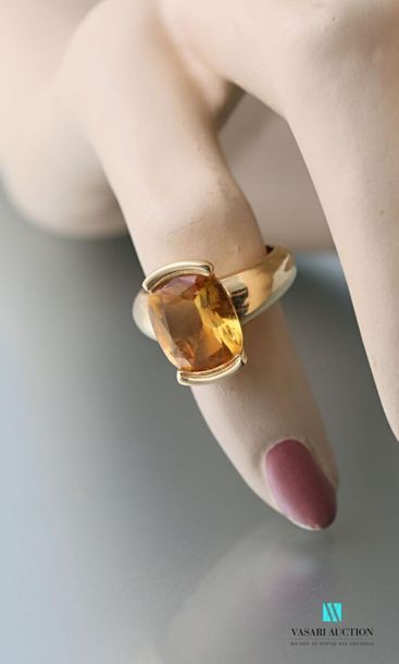null Yellow gold ring 750 thousandths set with an oval citrine, contemporary French...