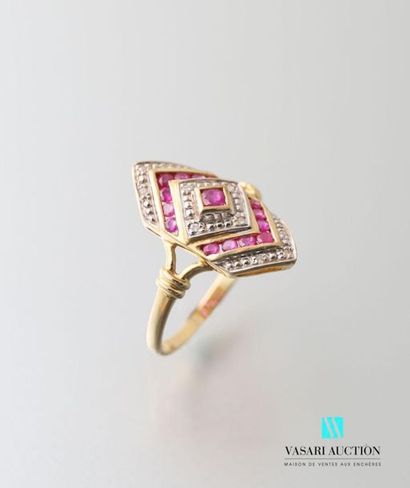 null 750 thousandths yellow gold ring, central shuttle-shaped motif set with rubies...