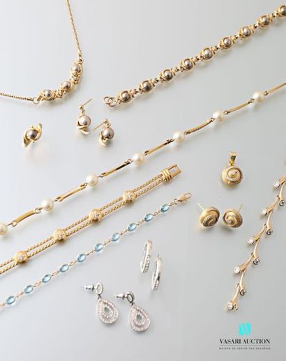 null Lot de bijoux fantaisie en plaqué or et pierres d'imitation : quatre paires...