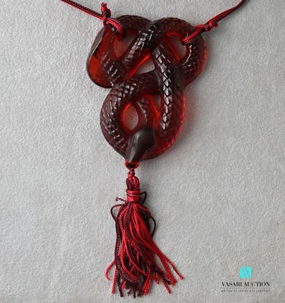 null LALIQUE
Red crystal snake pendant supported by a cord and holding a pompom in...