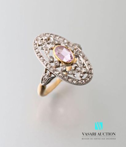 null Marquise ring in 750 thousandths gold, oval motif in white gold pierced and...