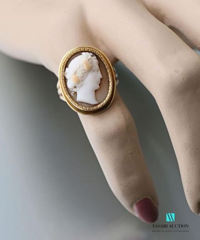 null 750 thousandths yellow gold ring set with a shell cameo decorated with a feminine...
