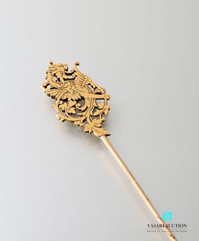 null Important 750 thousandths gold hatpin with a chiselled motif of a chimera in...
