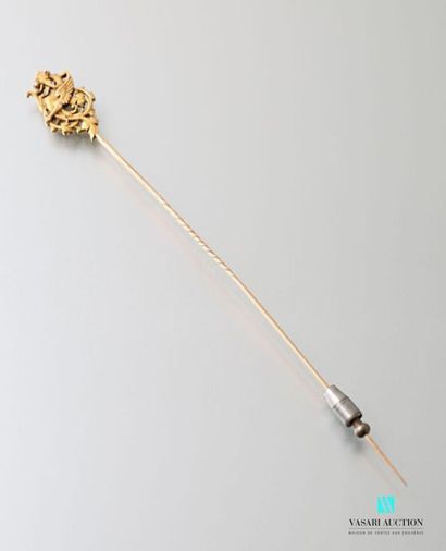 null Important 750 thousandths gold hatpin with a chiselled motif of a chimera in...