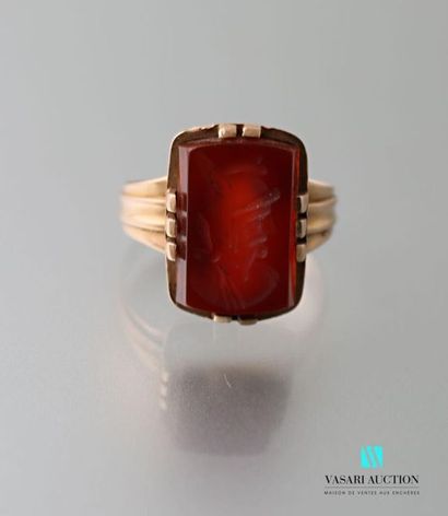 null Gold ring 750 thousandths: grooved ring holding a cameo on chalcedony engraved...