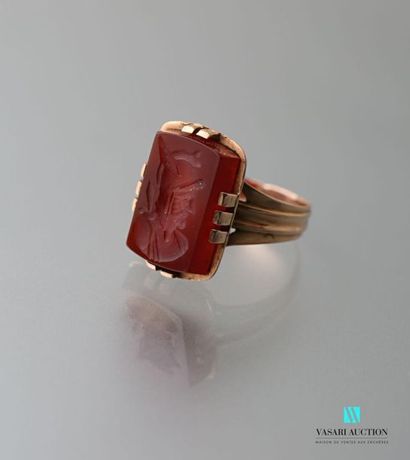 null Gold ring 750 thousandths: grooved ring holding a cameo on chalcedony engraved...