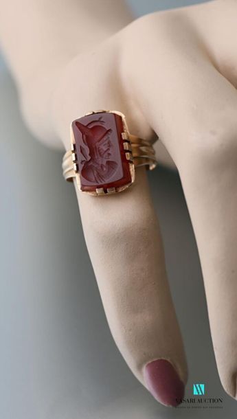null Gold ring 750 thousandths: grooved ring holding a cameo on chalcedony engraved...