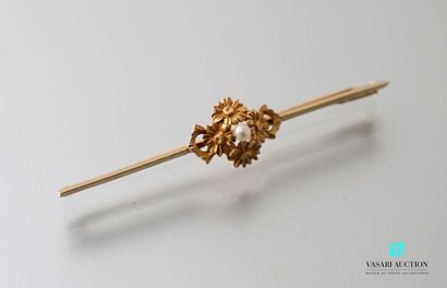 null Pin barrette in yellow gold 750 thousandths decorated with a pattern of four...