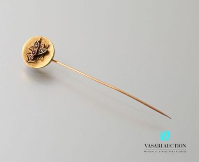 null Tie pin in yellow gold 750 thousandths, circular motif decorated with a representation...