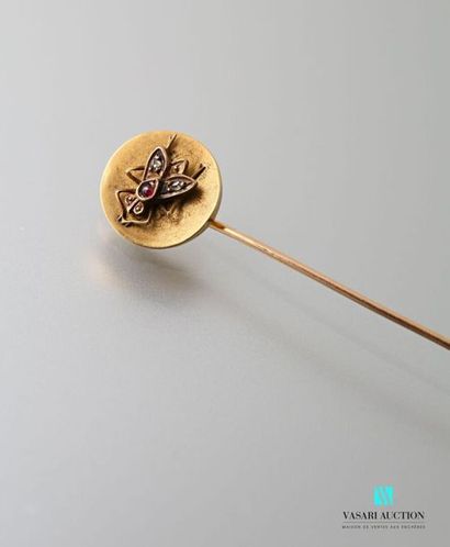 null Tie pin in yellow gold 750 thousandths, circular motif decorated with a representation...