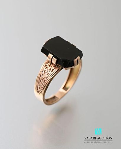 null Yellow gold ring 750 thousandths, the center set with a rectangular onyx, the...