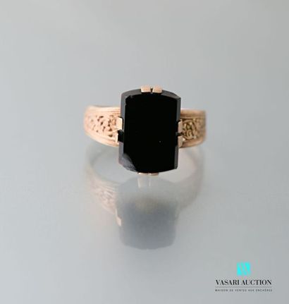 null Yellow gold ring 750 thousandths, the center set with a rectangular onyx, the...