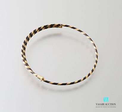 null Hair and gold 
bracelet Gross weight: 1.2 g