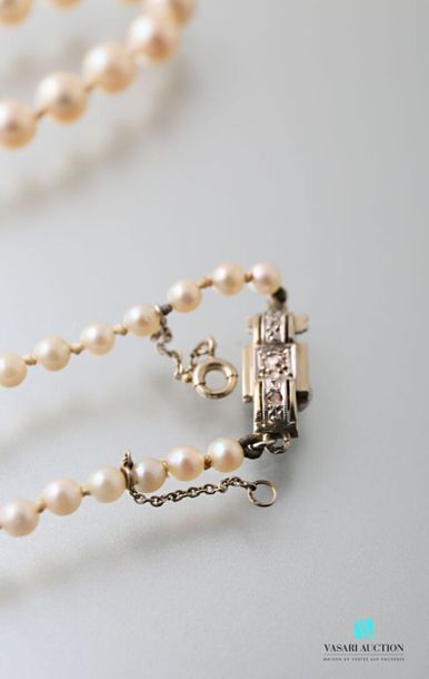 null Necklace of 105 falling cultured pearls, Art Deco clasp in white gold adorned...