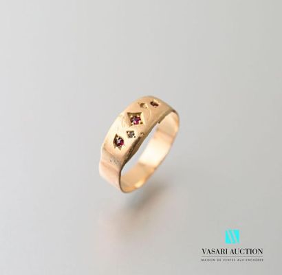 null Ring in 750 thousandths gold set with three synthetic rubies and a rose-cut...