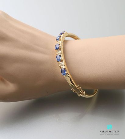 null Bracelet jonc en vermeil orné de cinq kyanites bleues, le fermoir à cliquet...