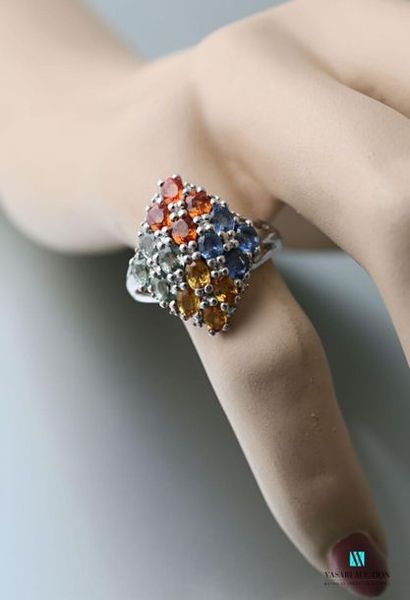 null Silver ring set with muticoloured sapphires forming a diamond Gross
weight:...
