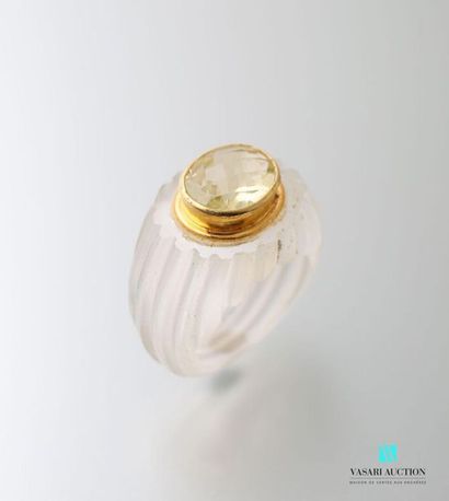 null Rock crystal ring centered with a lemon quartz on vermeil. 
(small chips) Gross
weight:...
