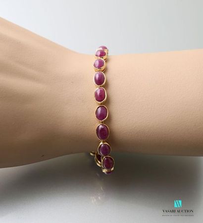 null Bracelet in vermeil and ruby cabochons, ratchet clasp with safety eight.
Gross...
