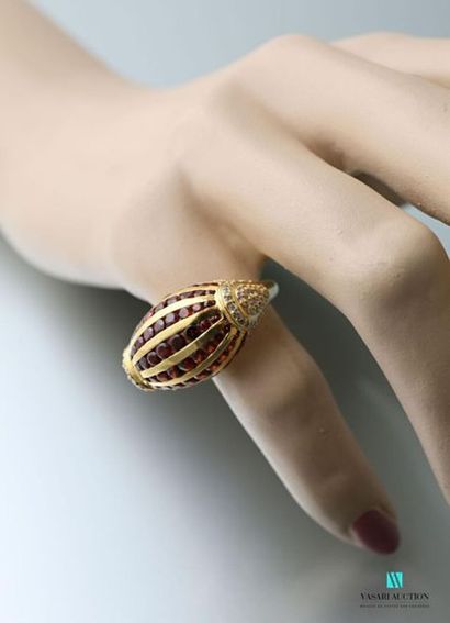 null Vermeil ring decorated with garnets forming an ovoid pattern underlined by white
stones...