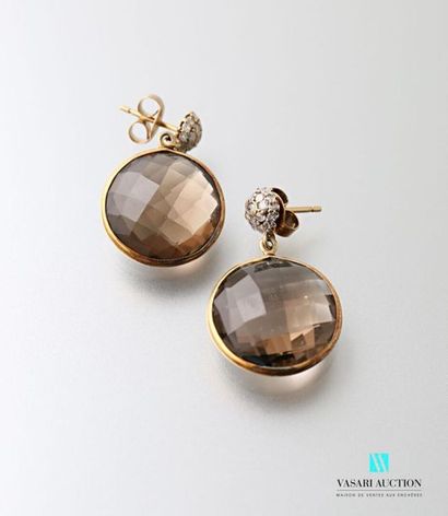 null Pair of 750 thousandths gold earrings each decorated with a round, facetted...