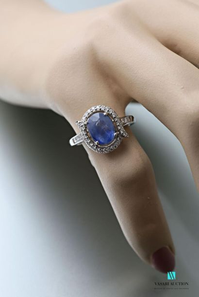 null Openwork oval ring in 750 thousandths white gold set with an oval-shaped sapphire...