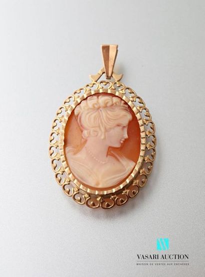 null Pendant in yellow gold 750 thousandths adorned with a shell cameo representing...