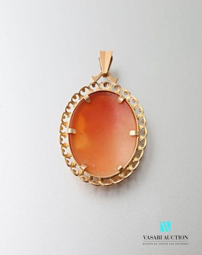 null Pendant in yellow gold 750 thousandths adorned with a shell cameo representing...