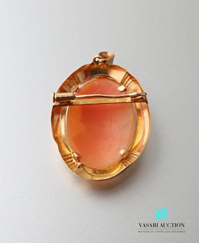 null Brooch forming a 750 thousandths yellow gold pendant adorned in its centre with...