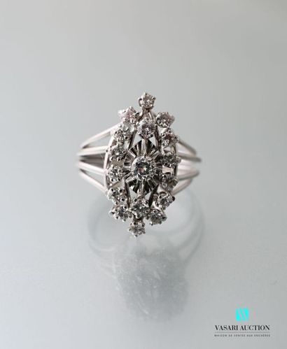null Marquise ring in white gold 750 thousandths, ring formed of four threads, shuttle...